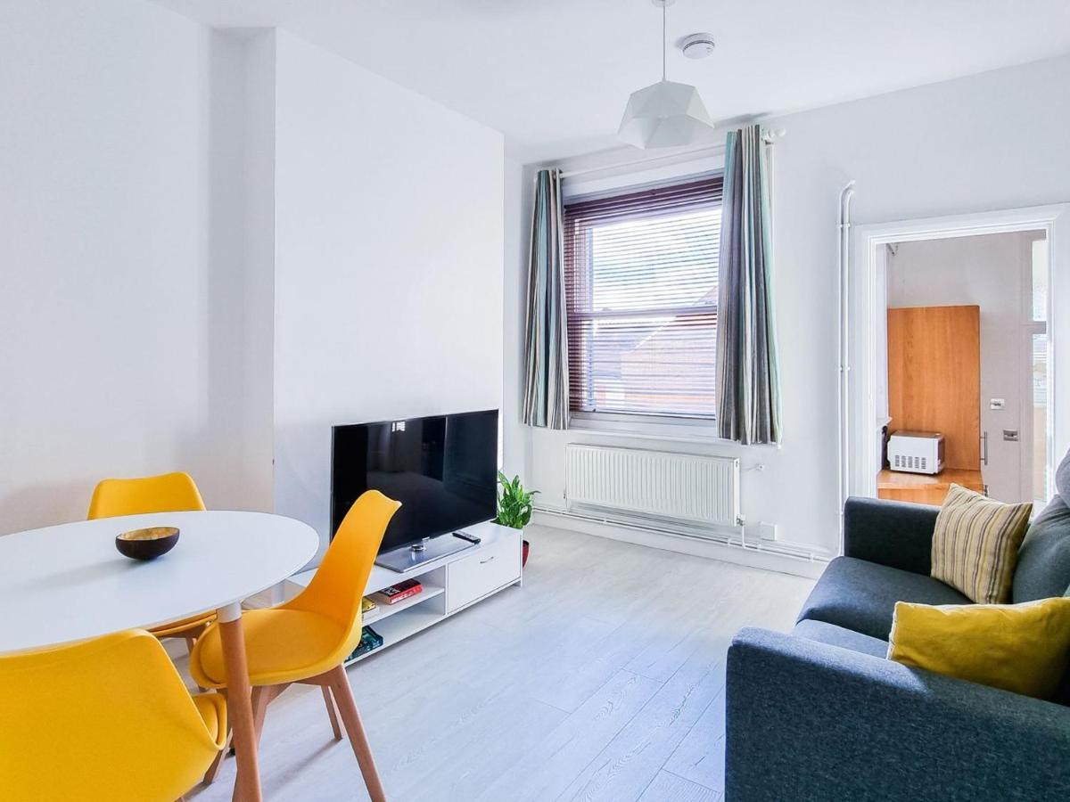 Pass The Keys Wimbledon Hideaway Apartment London Exterior photo